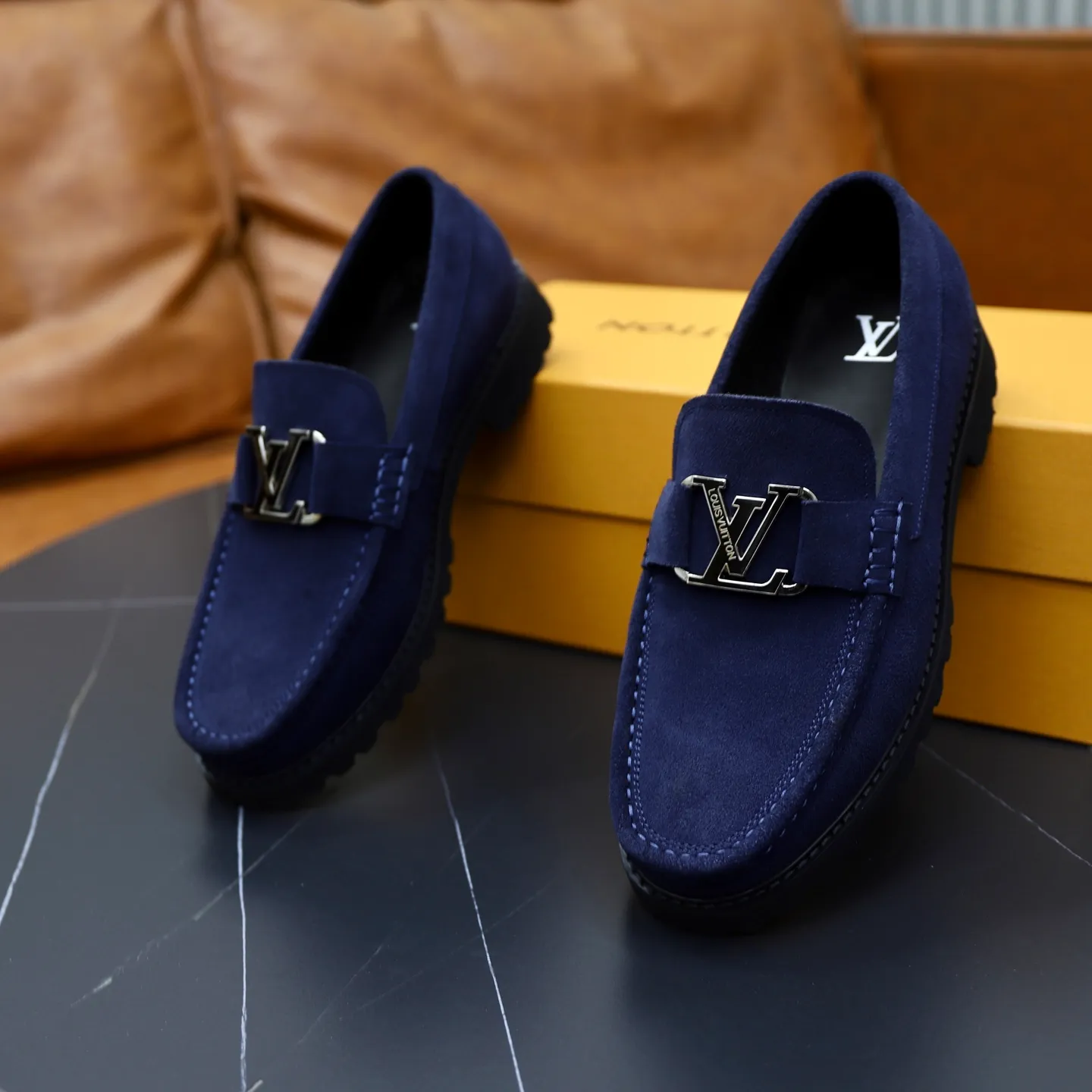 Ex-factory price: 600💰Louis Vuitton LV men's classic Oxford shoes, men's business formal boutique leather shoes, classic style, almond kernel exquisite toe, ultimate art, the whole shoe is made of imported cow leather (open edge beads), carefully selected, fine pores, excellent gloss, soft texture, strong toughness, durable and not easy to deform, apricot fetal cowhide leather lining, soft and comfortable, sweat-absorbent and breathable. Foam outsole, original box and dust bag packaging! Size: 38–44 (45/46 customized)